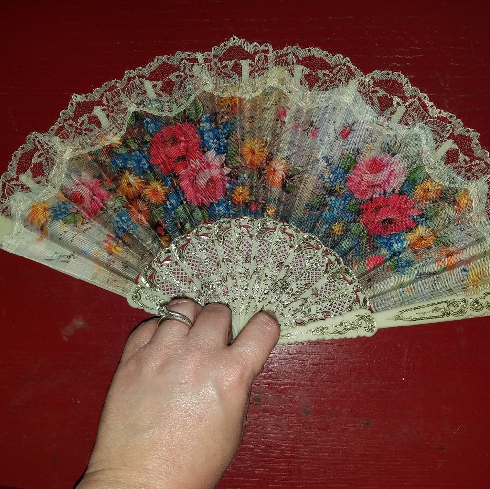 Vintage silk & lace folding hand held fan.
